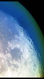 Luna a plena luz solar